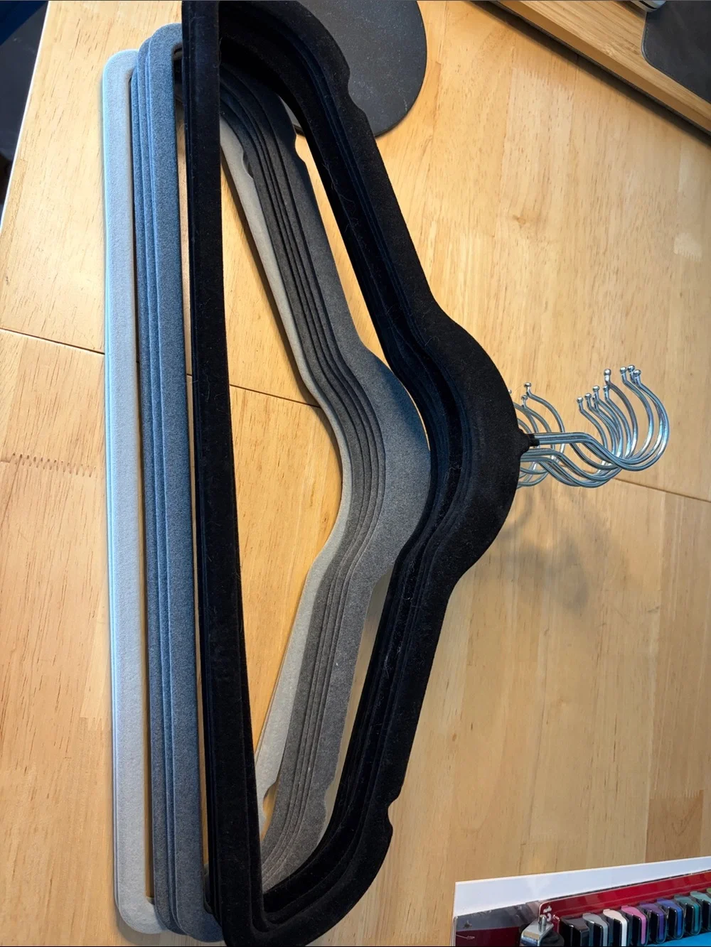 Slim Velvet Suit Hangers - Black & Gray (16-Pack)